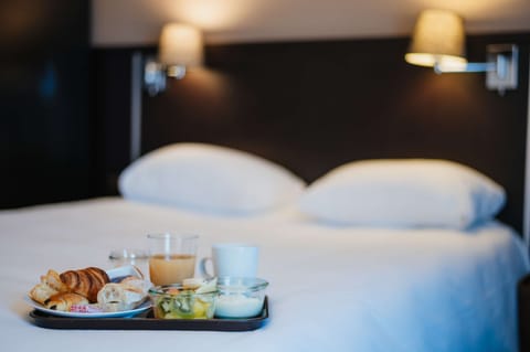 Comfort Room, 1 Double Bed, Non Smoking, Bathtub | Premium bedding, Select Comfort beds, desk, laptop workspace