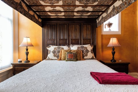 Grand Room, 1 Queen Bed, Non Smoking, Private Bathroom | 1 bedroom, individually decorated, individually furnished, free WiFi