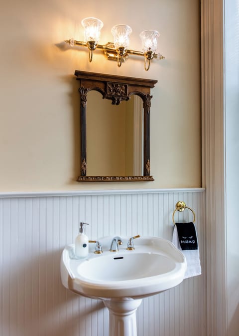 Grand Room, 1 Queen Bed, Non Smoking, Private Bathroom | Bathroom | Hair dryer, bathrobes, towels, soap