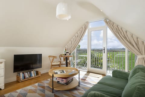 Keepers Annexe Sitting Area - StayCotswold