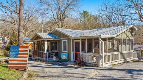 Walnut Cottage-one block from downtown Mentone