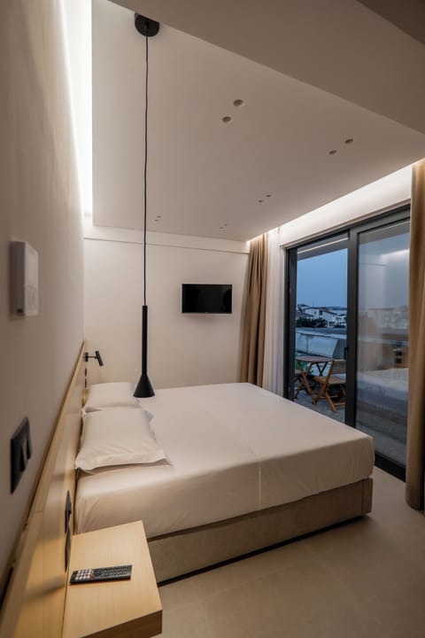 Deluxe Room, 1 King Bed, Non Smoking, City View | 1 bedroom, soundproofing, free WiFi