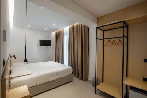 Deluxe Room, 1 King Bed, Non Smoking, City View | 1 bedroom, soundproofing, free WiFi