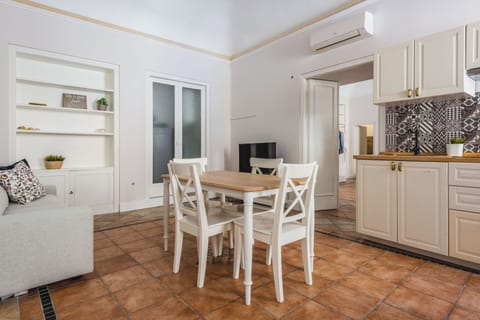 Apartment, Balcony | Living area | 32-inch flat-screen TV with cable channels