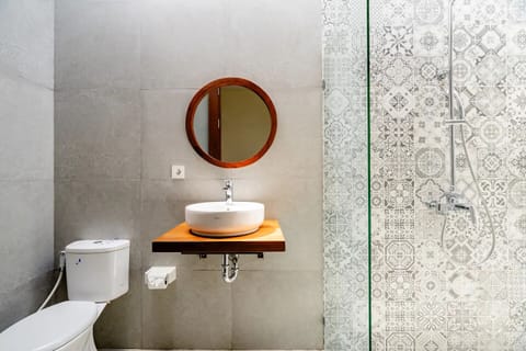 Shower, rainfall showerhead, towels, soap