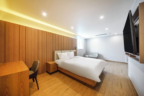 Executive Double Room, City View | Living area | Netflix, heated floors, streaming services