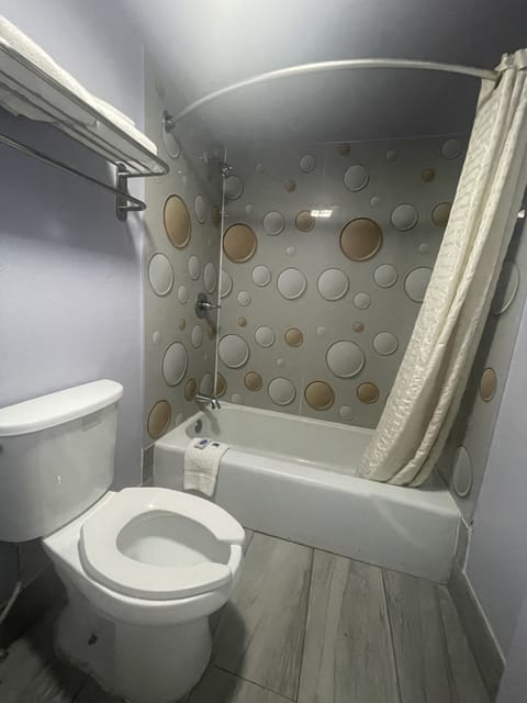 Combined shower/tub, towels