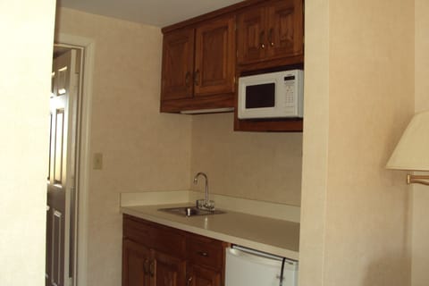 Suite | Private kitchen | Fridge, microwave