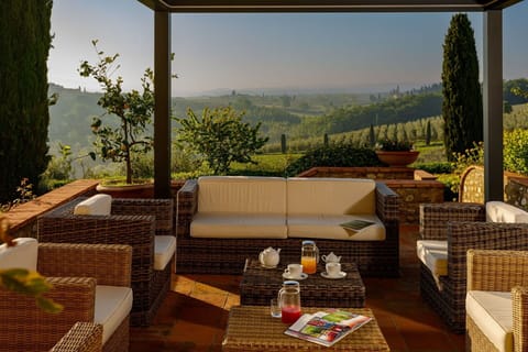 Spectacular holiday villa between Siena and Florence.