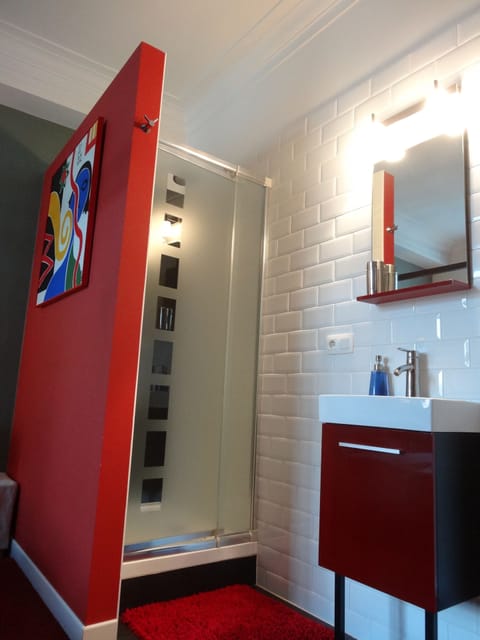 Comfort Double Room, Private Bathroom | Bathroom | Shower, free toiletries, hair dryer, towels