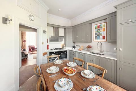 With the location being so perfect, you'll have a host of restaurants and cafes on your doorstep... but should you wish to stay in and prepare you favourite home-cooked meal, this kitchen makes that easy!