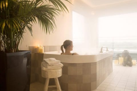 Sauna, hot tub