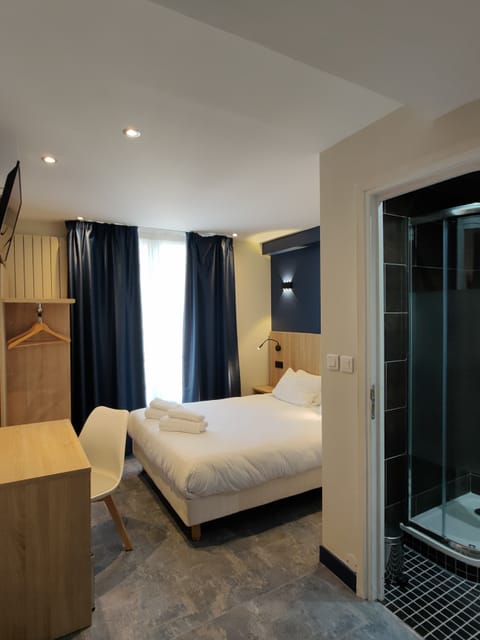 Double Room | In-room safe, desk, free WiFi, bed sheets