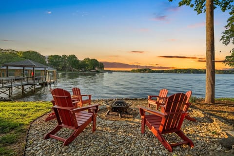 Welcome to Bella Vista! Fire pit perfect for s'mores.
