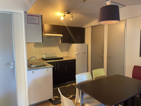 Chalet | Private kitchen | Fridge, microwave, stovetop, electric kettle