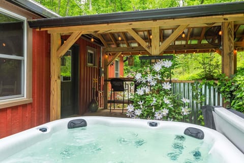 Welcome to Petite Retreat—a charming one-bedroom retreat nestled on a quiet country road, just 15 minutes from downtown Asheville