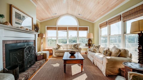 House, 4 Bedrooms | Living area