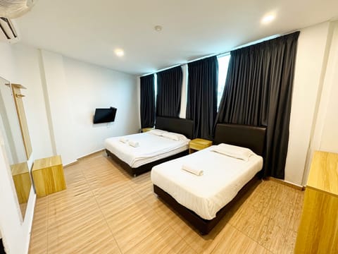 Superior Suite | Laptop workspace, WiFi (free), bed sheets