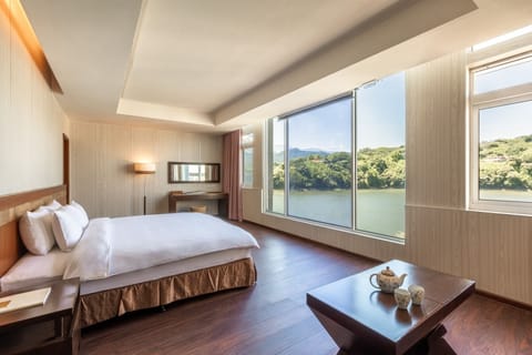Premium Double Room, Lake View | Rollaway beds, bed sheets