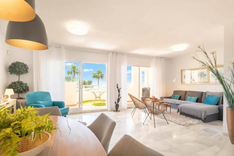 Family Apartment, Multiple Bedrooms, Mountainside (Calahonda Elegance With Pool And Sea) | Living area | 21-inch flat-screen TV with cable channels