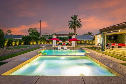 Your Own Private Oasis with 10 Person Hot tUb