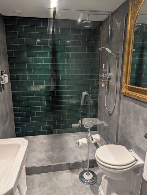 Luxury Double Room | Bathroom | Hair dryer, towels, soap, shampoo