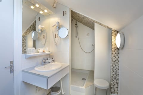 Family Triple Room | Bathroom | Free toiletries, hair dryer, towels