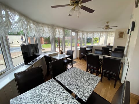 House | In-room dining