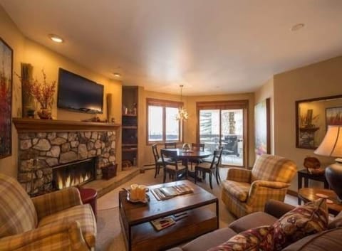 Condo, 2 Bedrooms | Living room