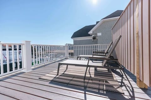 "This a great place to stay, clean modern with a great deck and an attentive host. The location is right in the middle of the Thames shops and restaurants and only a 10 minutes from the beach!" - Giulia | July 2022