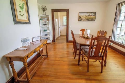 Farm house dinning room with table for 6.  In beautiful Columbia Kentucky.  Just minutes from the Green River Lake and Cumberland Lake.