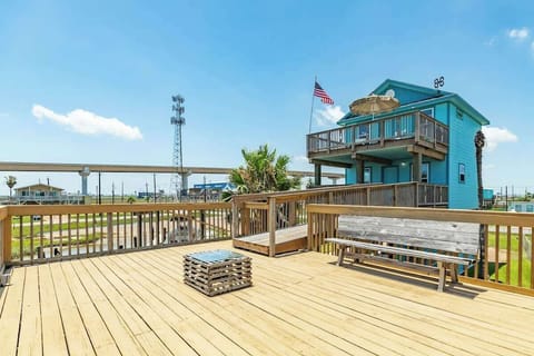 Huge Deck to enjoy some fishing 