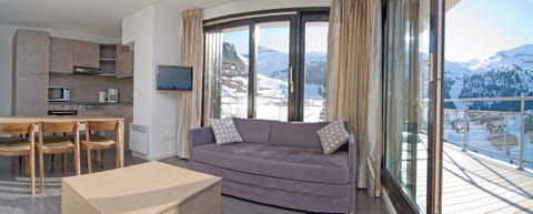 Welcome to our elegant and modern ski-in/ski-out apartment!