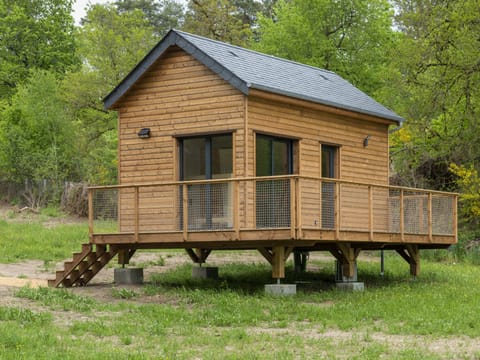 Enjoy a cosy stay in this wooden cabin surrounded by greenery, perfect for nature lovers seeking tranquillity