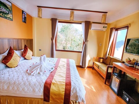 Deluxe Double Room, Mountain View | In-room safe, soundproofing, free WiFi