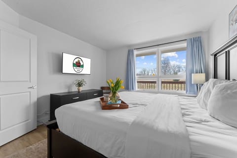 King Bedroom with Cable TV and Connected Bathroom