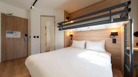 Triple Room, Multiple Beds | Desk, iron/ironing board, bed sheets