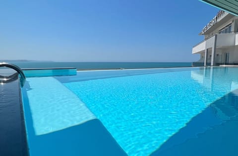 Swim-up bar