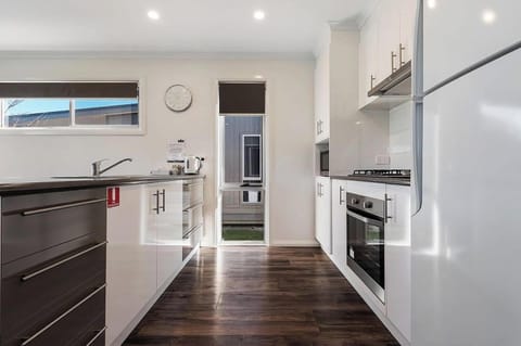 Deluxe 2 Bedroom Cabin - Sleeps 4 | Private kitchen | Fridge, microwave, cookware/dishes/utensils
