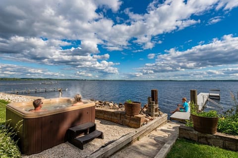 Hot Tub right on the lake