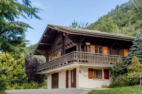 Chalet Henri, a 3-bedroom chalet for 10 people, ideal for family holidays in the mountains of Haute-Savoie.