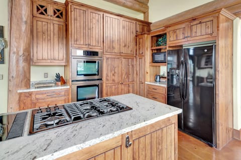 Chef-ready kitchen with 5-burner gas cooktop and double ovens
