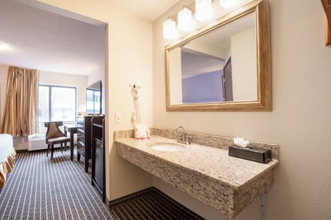 Room, 1 King Bed, Non Smoking (Accessible) | Desk, iron/ironing board, free WiFi, bed sheets