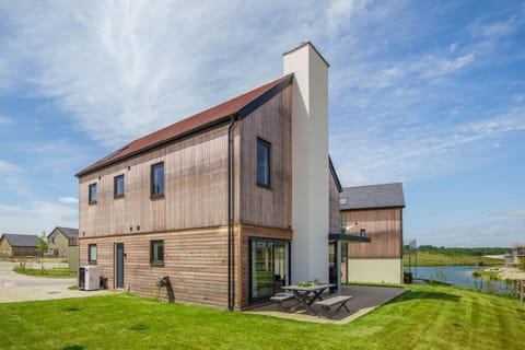 The Hide, Silverlake, Dorchester: A stylish lakeside holiday home
