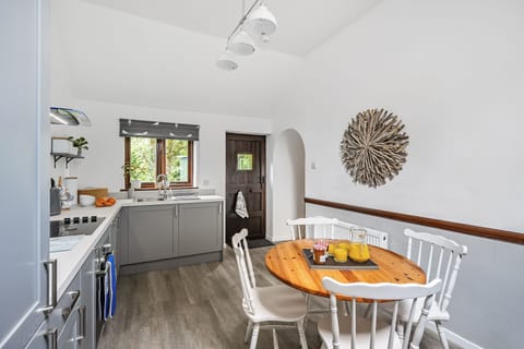 Chapel Cottage, Winterborne Kingston: Enjoy the light-filled kitchen with its high ceiling