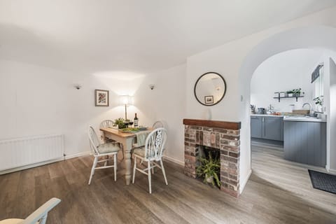 Chapel Cottage, Winterborne Kingston: The dining table seating four guests