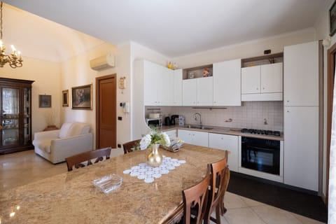 Deluxe Apartment | Private kitchen | Full-size fridge, microwave, oven, stovetop