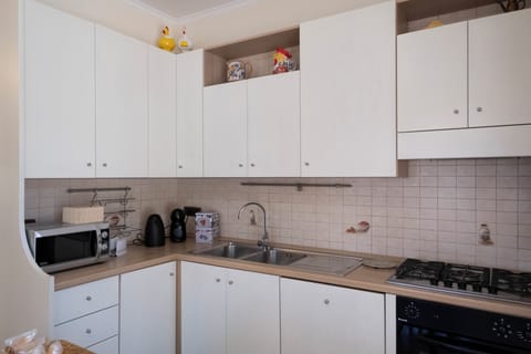Deluxe Apartment | Private kitchen | Full-size fridge, microwave, oven, stovetop