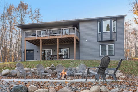 Large Deck and Fire Pit Area - Plenty of space for lawn games