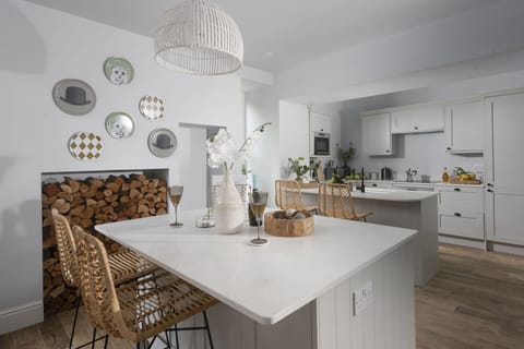 Breakfast bar and large kitchen island - The Elms